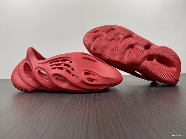 Red Yeezy Foam Adidas CW3355 1027